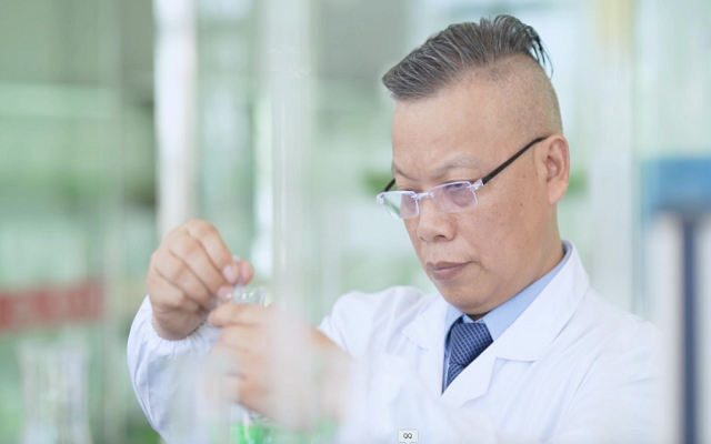 一抹中国红，何以守护千万家？揭秘虾青素之父的传奇故事
